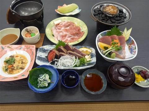 1泊目　ご夕食はかつおのタタキとあわび付和会席